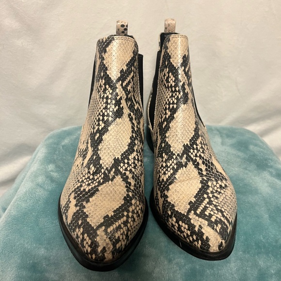 Steve Madden snakeskin pattern booties 8.5 - Picture 3 of 11